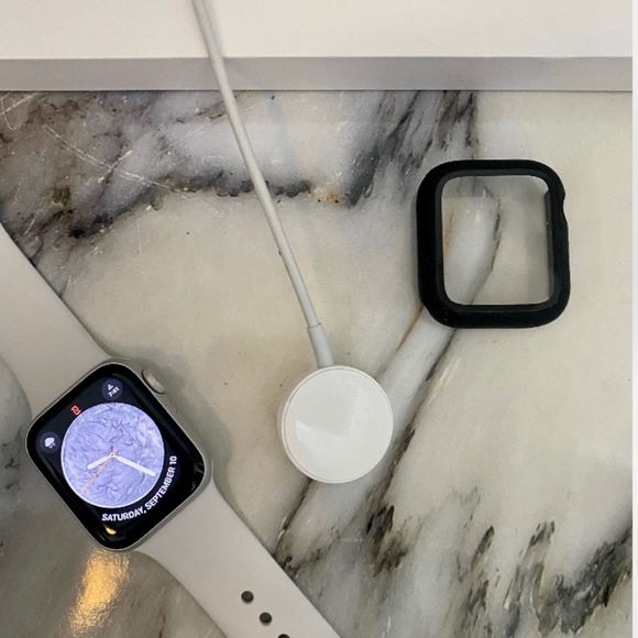 Apple Watch SE 40MM With Screen Cover - Picture 3 of 5